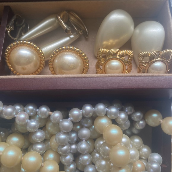 Jewelery Box and Pearl Jewelry - Picture 2 of 4